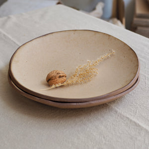 Assiettes posées sur une nappe